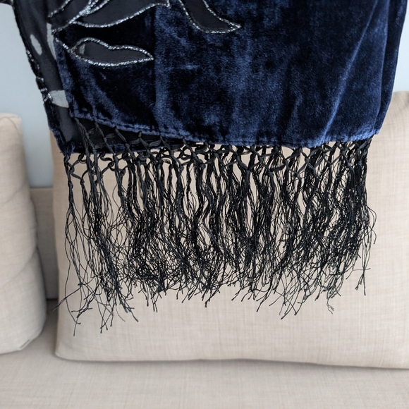 Gorgeous Laura Scarf - Picture 1 of 3